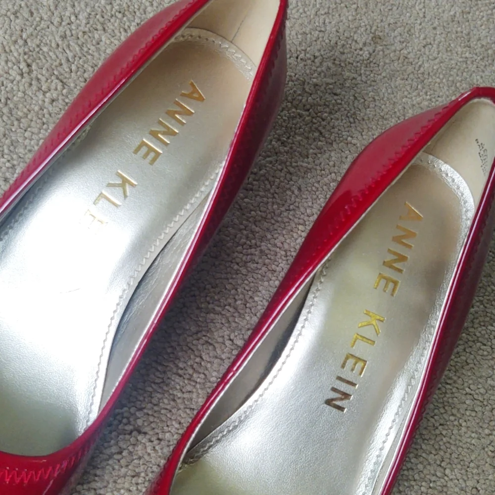 EUC Anne Klein red patent leather peeptoe block heel pumps